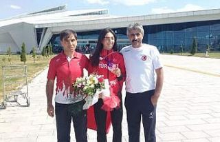 Avrupa 3’üncüsü Milli atlet Kars’ta çiçeklerle...