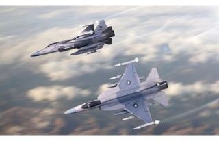 Azerbaycan'da eğitim uçuşu yapan savaş uçağı...