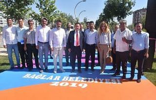 Bağlar Belediyesi’nin yaptığı yaya yolu vatandaşların...