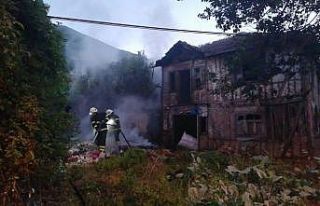 Bahçede yakılan çöp ahşap binayı küle çeviriyordu