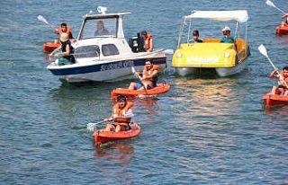 Balıkçı tekneleri göl üzerinde yarıştı