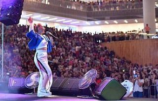 Balıkesirliler Ece Seçkin ile müziğe doydu