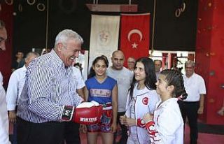 Başkan Atay, milli sporcularla açılışta buluştu