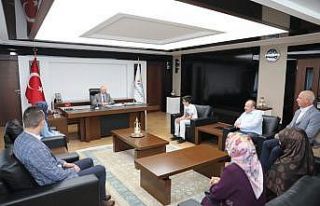 Başkan Çolakbayrakdar, başarılı öğrencileri...