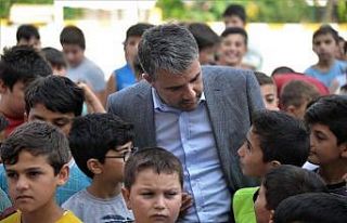 Başkan Ertuğrul Çetin, binlerce çocuğa spor malzemesi...