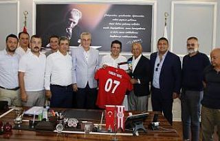 Başkan Genç, Antalyaspor Derneği’ni ve yönetimi...