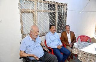 Başkan Gürkan engelli adama akülü araba hediye...