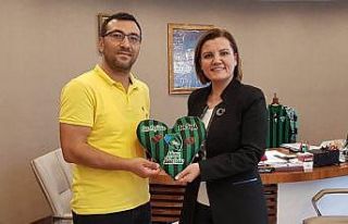 Başkan Hürriyet’ten yeni evli çiftlere Kocaelispor...