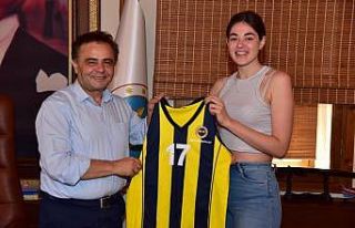 Başkan Şahin başarılı genç basketbolcuyu ağırladı