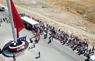 Batman’da dev Türk bayrağı göndere çekildi