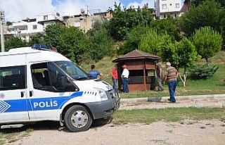 Belediyeye ait parktaki bekçi kulübesini kundakladılar