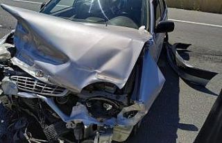 Bilecik’te bariyerlere çarpan otomobildeki 6 kişi...