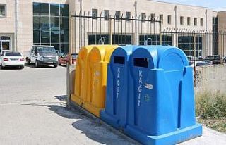 Bitlis’te çöp konteynerleri suni çimle kaplandı