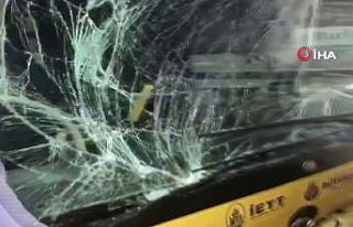 Burhaniye durağında iki metrobüs çarpıştı....