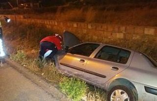 Burhaniye’de araç yan yola uçtu: 3 yaralı