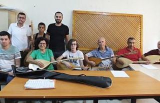 Burhaniye’de bağlama kursu ilgi gördü