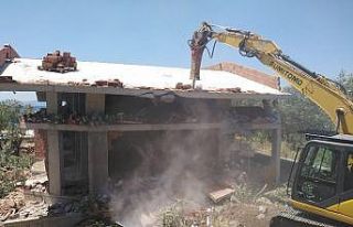 Çanakkale’de kaçak yapıların yıkımına başlandı