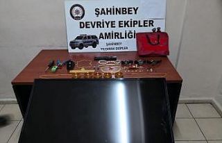 Çanta dolusu ziynet eşyası çaldı, devriye ekiplerine...