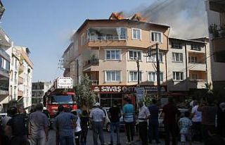 Çatı yangını mahalleyi ayağa kaldırdı