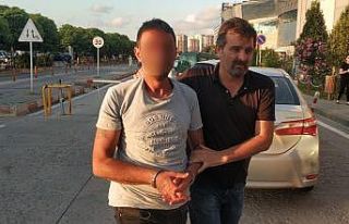 Cenazede uyuşturucuya karşı pankart taşıyan şahıs...