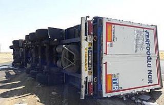 Cizre’de tır devrildi: 2 yaralı