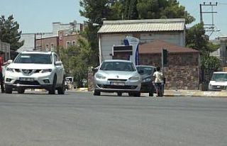 Çocuklar araçların arasına dalıp su satmaya çalışıyor