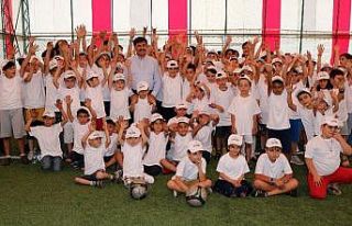 Çocuklar kaleci oldu, belediye başkanı penaltı...