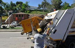 Çöp konteynırları yıkanarak dezenfekte ediliyor