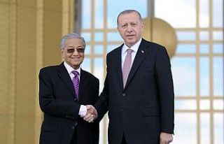 Cumhurbaşkanı Erdoğan, Malezya Başbakanını resmi...