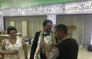 Damada takı yerine sarımsak taktılar