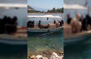 Demre’de kurbanlıklar tekne ile taşındı