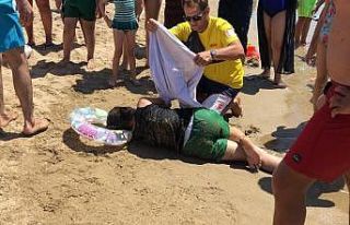 Denizde rahatsızlanan kadını boğulmaktan kurtardılar