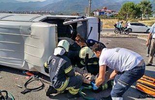 Devrilen minibüste sıkışan sürücüyü itfaiye...