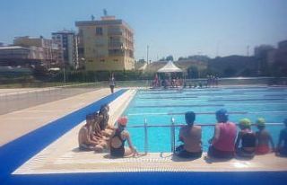 Dezavantajlı çocuklar yüzme öğreniyor