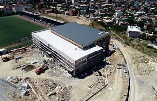 Dilovası yüzme havuzunda çalışmalar dış cepheyle...