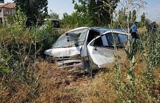 Direksiyon hakimiyeti kaybolan minibüs şarampole...