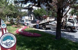 Direksiyon hakimiyeti kaybolan otomobil ağaca çarptı