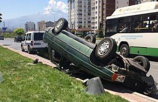Direksiyon hakimiyeti kaybolan otomobil ters döndü