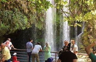 Doğa harikası şelale ziyaretçi akınına uğruyor