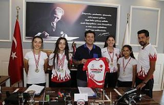 Döşemealtı’nın altın pedalları Türkiye şampiyonu