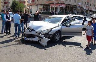 Düğüne giden aile kaza yaptı: 6 yaralı