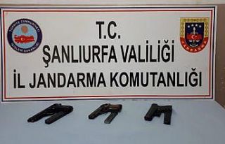 Durdurulan otomobilin gizli bölmelerinden silah çıktı