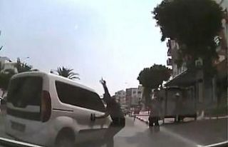 El freni boşalan park halindeki araç trafiğe daldı