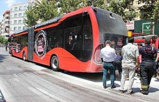 Elektrikli otobüsten yükselen duman paniğe neden...