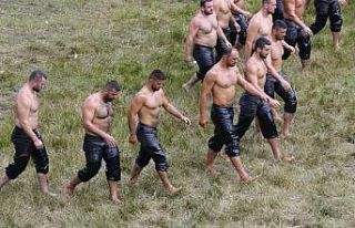 Er meydanında başpehlivanlık ikinci tur güreşleri...