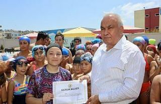 Erdemli’de yüzme kursuna katılan kursiyerler katılım...