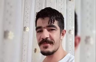 Eşinden ayrılan mobilyacı gece gitar çalıp kendini...