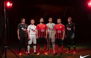 Eskişehirspor yeni sezon formalarını tanıttı