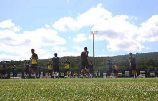 Fenerbahçe günün ilk idmanını tamamladı