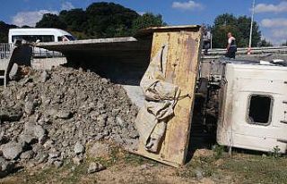 Freni patlayan hafriyat kamyonu şarampole yuvarlandı